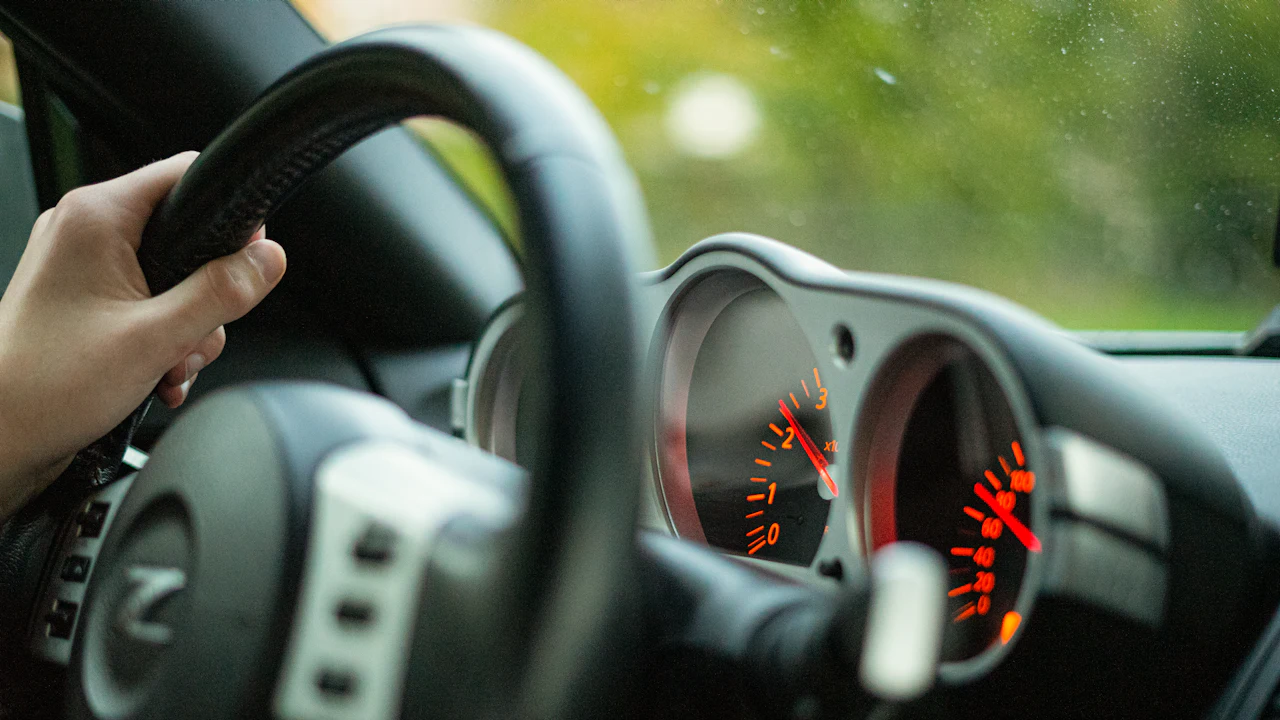 Car steering wheel with the driver air bag module in the centre